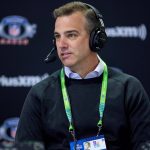 FootballR - NFL - Diese Beschreibung wurde automatisch generiert. Ein Mann, der mit Kopfhörern vor einem Mikrofon sitzt, Daniel Jeremiah.