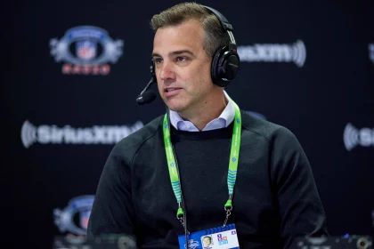 FootballR - NFL - Diese Beschreibung wurde automatisch generiert. Ein Mann, der mit Kopfhörern vor einem Mikrofon sitzt, Daniel Jeremiah.