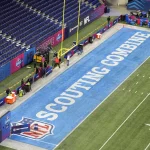 FootballR - NFL - Diese Beschreibung wurde automatisch generiert. Im Jahr 2024 findet in einem NFL-Stadion das NFL Scouting Combine 2024 statt, bei dem Kandidaten ihr Können auf dem Spielfeld unter Beweis stellen.