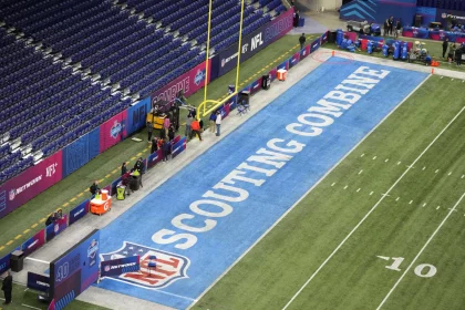 FootballR - NFL - Diese Beschreibung wurde automatisch generiert. Im Jahr 2024 findet in einem NFL-Stadion das NFL Scouting Combine 2024 statt, bei dem Kandidaten ihr Können auf dem Spielfeld unter Beweis stellen.