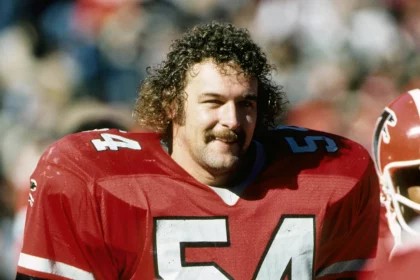 FootballR - NFL - Diese Beschreibung wurde automatisch generiert. Eine Falcons-Legende, Fulton Kuykendall, mit roter Uniform.