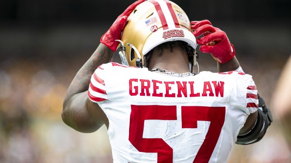 FootballR - NFL - Diese Beschreibung wurde automatisch generiert. Dre Greenlaw, von den San Francisco 49ers, trägt einen Helm.