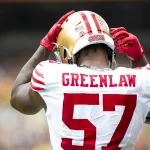 FootballR - NFL - Diese Beschreibung wurde automatisch generiert. Dre Greenlaw, von den San Francisco 49ers, trägt einen Helm.