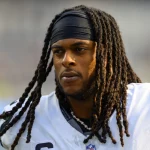 FootballR - NFL Blockbuster Trades - Diese Beschreibung wurde automatisch generiert. Ein Footballspieler mit Dreadlocks, Davante Adams, auf dem Kopf bereitet sich auf die Saisonpause vor.