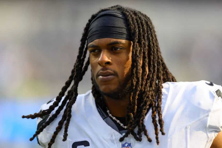 FootballR - NFL Blockbuster Trades - Diese Beschreibung wurde automatisch generiert. Ein Footballspieler mit Dreadlocks, Davante Adams, auf dem Kopf bereitet sich auf die Saisonpause vor.