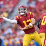 FootballR - NFL - Diese Beschreibung wurde automatisch generiert. Footballspieler, Caleb Williams, wirft den Ball in einem Spiel.