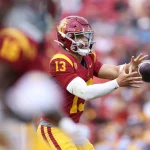 FootballR - NFL - Diese Beschreibung wurde automatisch generiert. Während eines Spiels wirft Caleb Williams, ein Quarterback, den Ball.