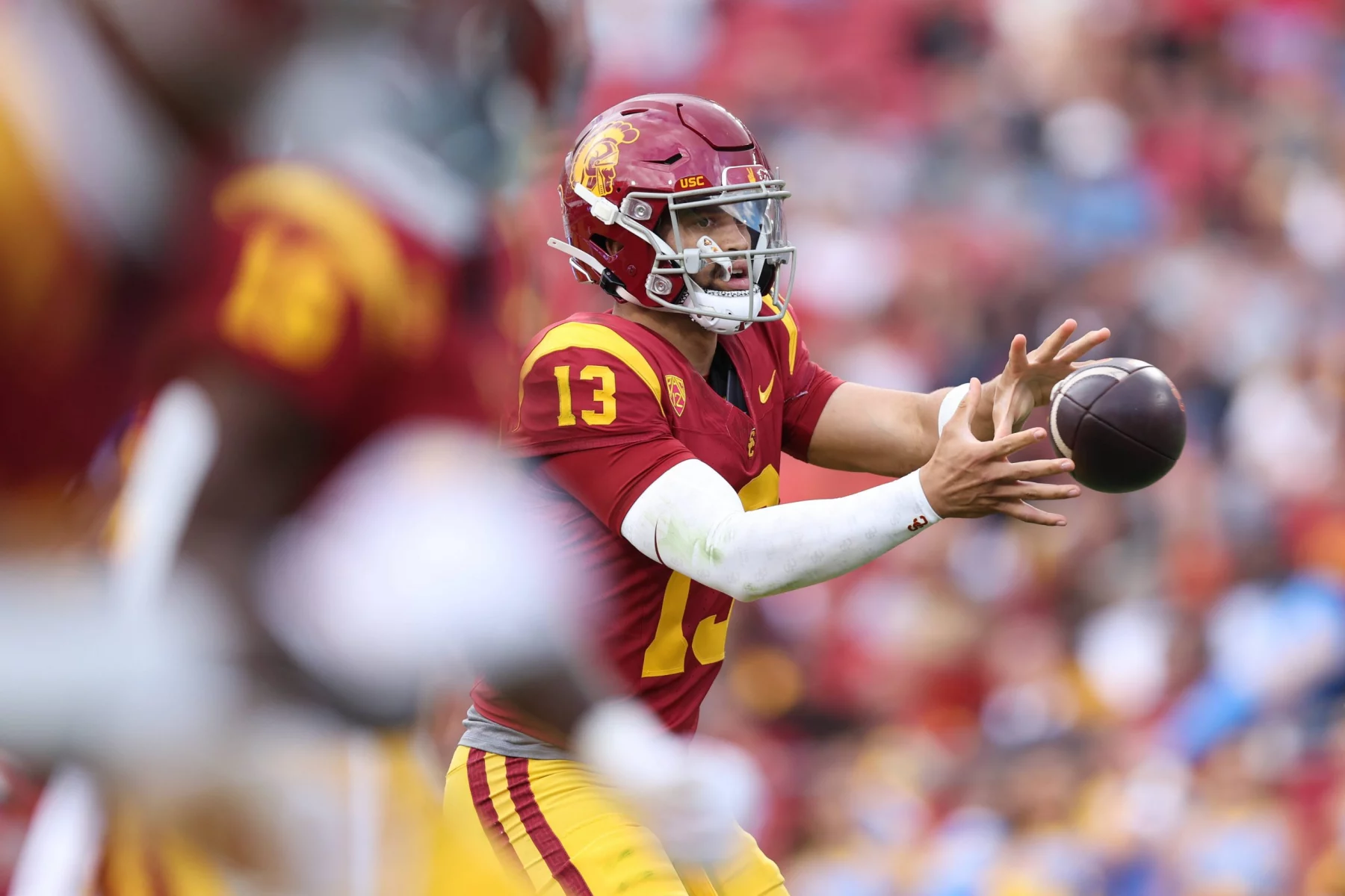 FootballR - NFL - Diese Beschreibung wurde automatisch generiert. Während eines Spiels wirft Caleb Williams, ein Quarterback, den Ball.