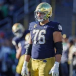 FootballR - NFL - Diese Beschreibung wurde automatisch generiert. Joe Alt - Ein Footballspieler steht auf dem Spielfeld.