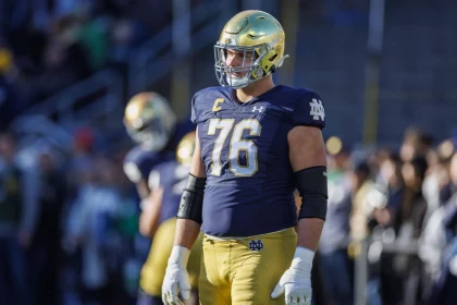 FootballR - NFL - Diese Beschreibung wurde automatisch generiert. Joe Alt - Ein Footballspieler steht auf dem Spielfeld.