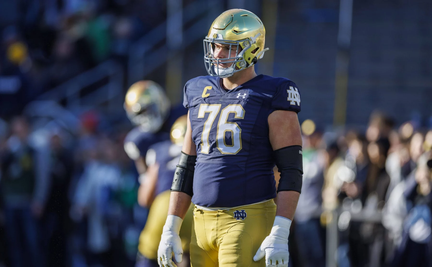 FootballR - NFL - Diese Beschreibung wurde automatisch generiert. Joe Alt - Ein Footballspieler steht auf dem Spielfeld.