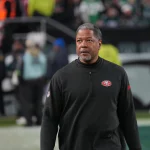 FootballR - NFL - Diese Beschreibung wurde automatisch generiert. Steve Wilks, Defensive Coordinator der San Francisco 49ers, geht über das Spielfeld.