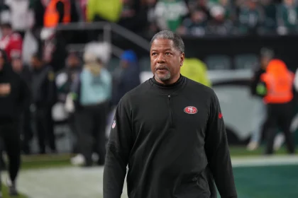 FootballR - NFL - Diese Beschreibung wurde automatisch generiert. Steve Wilks, Defensive Coordinator der San Francisco 49ers, geht über das Spielfeld.