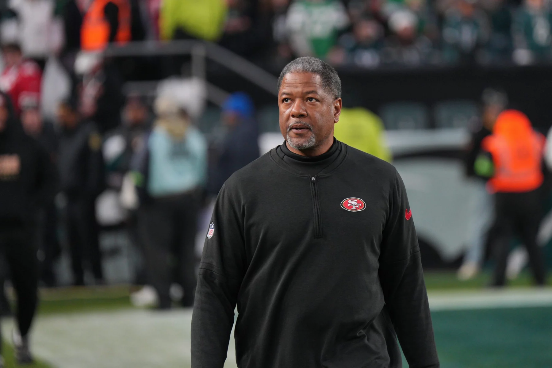 FootballR - NFL - Diese Beschreibung wurde automatisch generiert. Steve Wilks, Defensive Coordinator der San Francisco 49ers, geht über das Spielfeld.