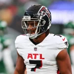 FootballR - NFL - Diese Beschreibung wurde automatisch generiert. Der Footballspieler der Atlanta Falcons, Bijan Robinson, steht auf dem Spielfeld.