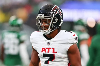 FootballR - NFL - Diese Beschreibung wurde automatisch generiert. Der Footballspieler der Atlanta Falcons, Bijan Robinson, steht auf dem Spielfeld.