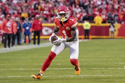 FootballR - NFL - Diese Beschreibung wurde automatisch generiert. Jerick McKinnon, ein Spieler der Kansas City Chiefs, läuft mit dem Ball.