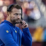 FootballR - NFL - Diese Beschreibung wurde automatisch generiert. Sean McVay von den Los Angeles Rams, am Spielfeldrand während eines NFL-Spiels. NFL Combine