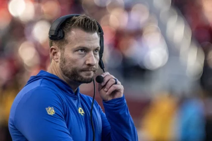 FootballR - NFL - Diese Beschreibung wurde automatisch generiert. Sean McVay von den Los Angeles Rams, am Spielfeldrand während eines NFL-Spiels. NFL Combine