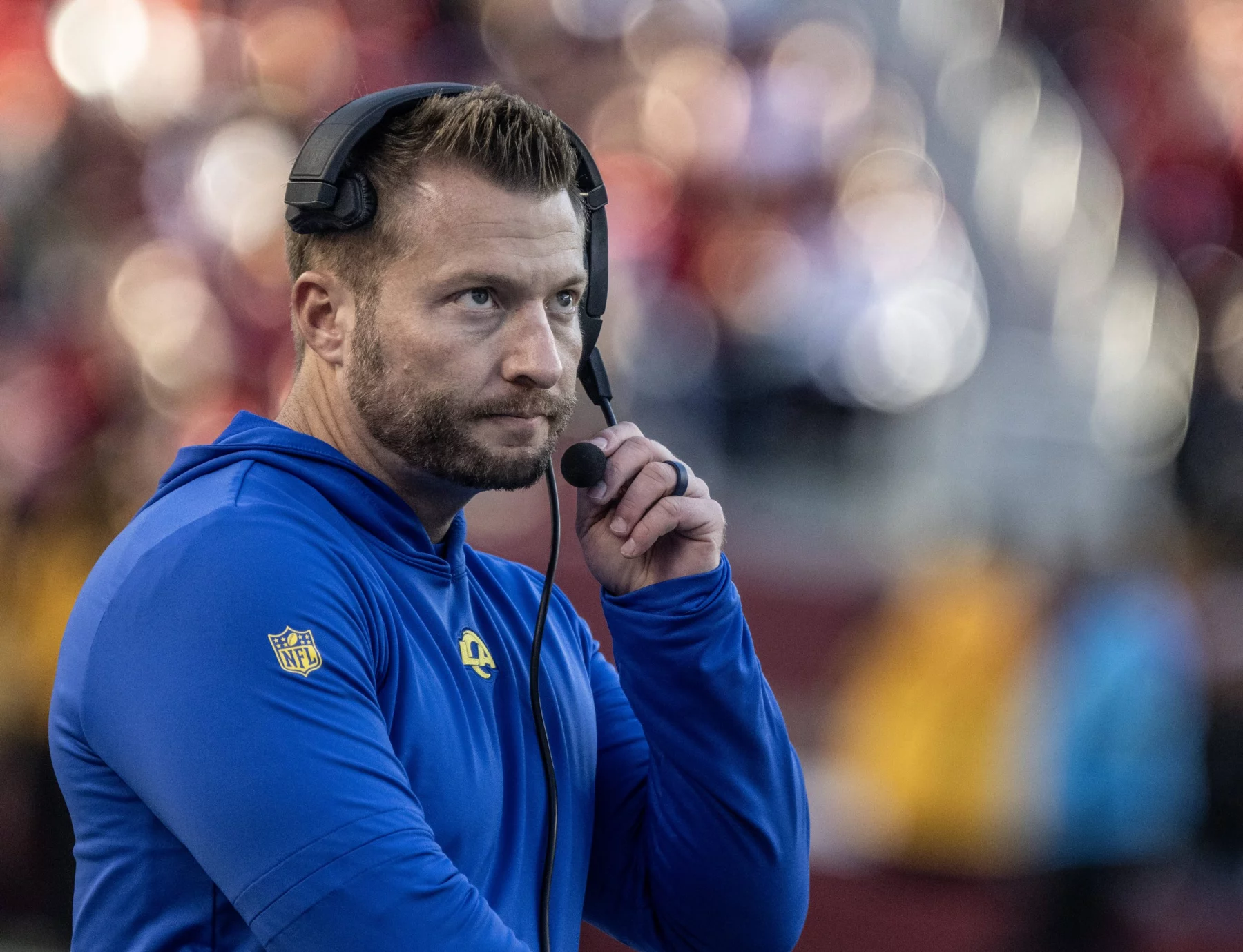 FootballR - NFL - Diese Beschreibung wurde automatisch generiert. Sean McVay von den Los Angeles Rams, am Spielfeldrand während eines NFL-Spiels. NFL Combine
