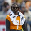 FootballR - NFL - Diese Beschreibung wurde automatisch generiert. Ein Quarterback der University of Tennessee, Joe Milton III, trägt Sonnenbrille und Schal.