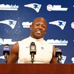 FootballR - NFL - Diese Beschreibung wurde automatisch generiert. New England Patriots, Matthew Slater spricht auf einer Pressekonferenz.