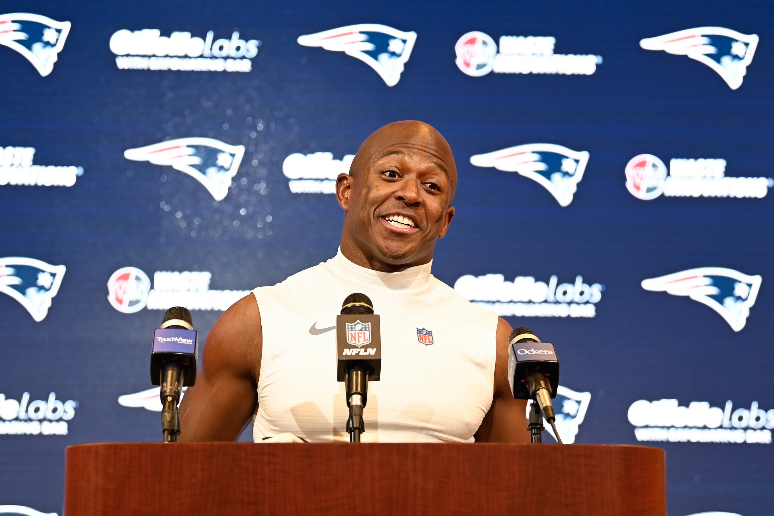 FootballR - NFL - Diese Beschreibung wurde automatisch generiert. New England Patriots, Matthew Slater spricht auf einer Pressekonferenz.