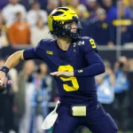 FootballR - NFL - Diese Beschreibung wurde automatisch generiert. Michigan Wolverines-Spieler J.J. McCarthy wirft den Ball.