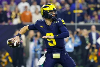 FootballR - NFL - Diese Beschreibung wurde automatisch generiert. Michigan Wolverines-Spieler J.J. McCarthy wirft den Ball.