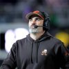 FootballR - NFL - Diese Beschreibung wurde automatisch generiert. Der Cheftrainer der Cleveland Browns, Kevin Stefanski, trägt bei NFL-Spielen ein Headset.
