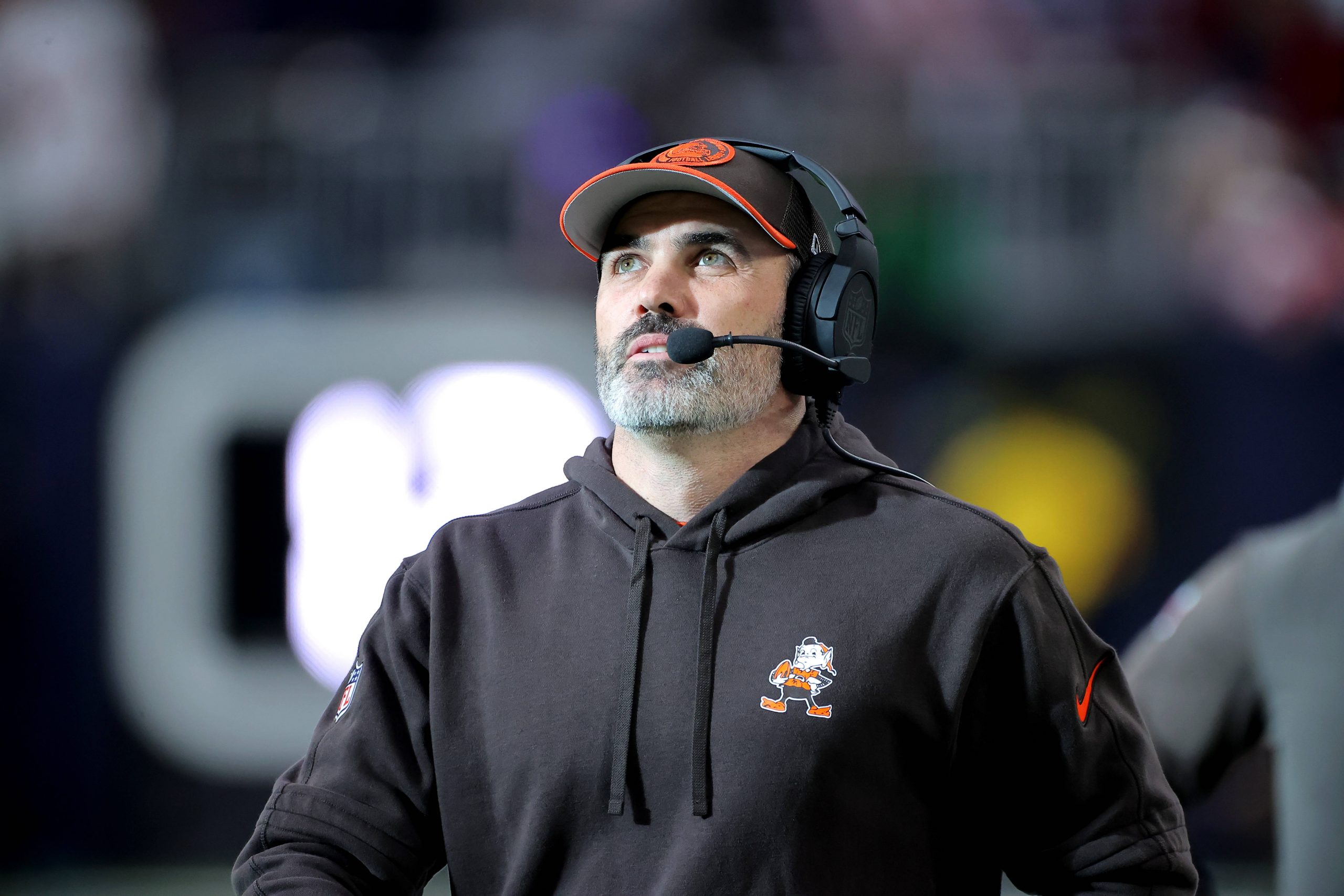 FootballR - NFL - Diese Beschreibung wurde automatisch generiert. Der Cheftrainer der Cleveland Browns, Kevin Stefanski, trägt bei NFL-Spielen ein Headset.