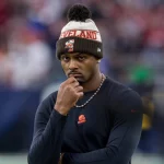 FootballR - NFL 5 Teams - Diese Beschreibung wurde automatisch generiert. Ein Spieler der Cleveland Browns trägt eine Mütze auf dem Kopf.