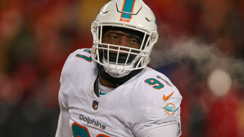 FootballR - NFL - Diese Beschreibung wurde automatisch generiert. Der Spieler der Miami Dolphins, Emmanuel Ogbah, trägt einen Helm.