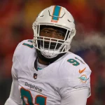 FootballR - NFL - Diese Beschreibung wurde automatisch generiert. Der Spieler der Miami Dolphins, Emmanuel Ogbah, trägt einen Helm.