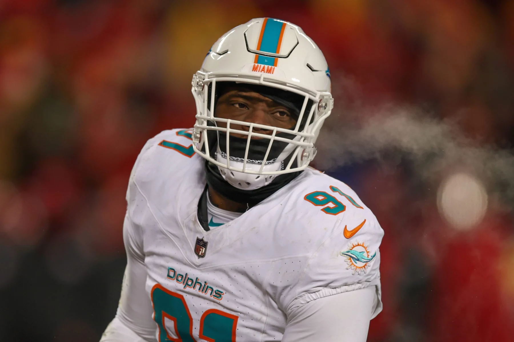 FootballR - NFL - Diese Beschreibung wurde automatisch generiert. Der Spieler der Miami Dolphins, Emmanuel Ogbah, trägt einen Helm.