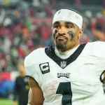 FootballR - NFL - Diese Beschreibung wurde automatisch generiert. Ein NFL-Spieler in einer Football-Uniform der Philadelphia Eagles beim Kickoff Game 2024.