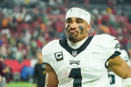 FootballR - NFL - Diese Beschreibung wurde automatisch generiert. Ein NFL-Spieler in einer Football-Uniform der Philadelphia Eagles beim Kickoff Game 2024.