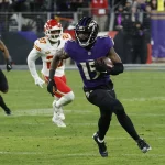 FootballR - NFL - Diese Beschreibung wurde automatisch generiert. Der Wide Receiver der Baltimore Ravens, Nelson Agholor, läuft mit dem Ball.
