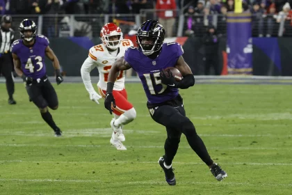 FootballR - NFL - Diese Beschreibung wurde automatisch generiert. Der Wide Receiver der Baltimore Ravens, Nelson Agholor, läuft mit dem Ball.