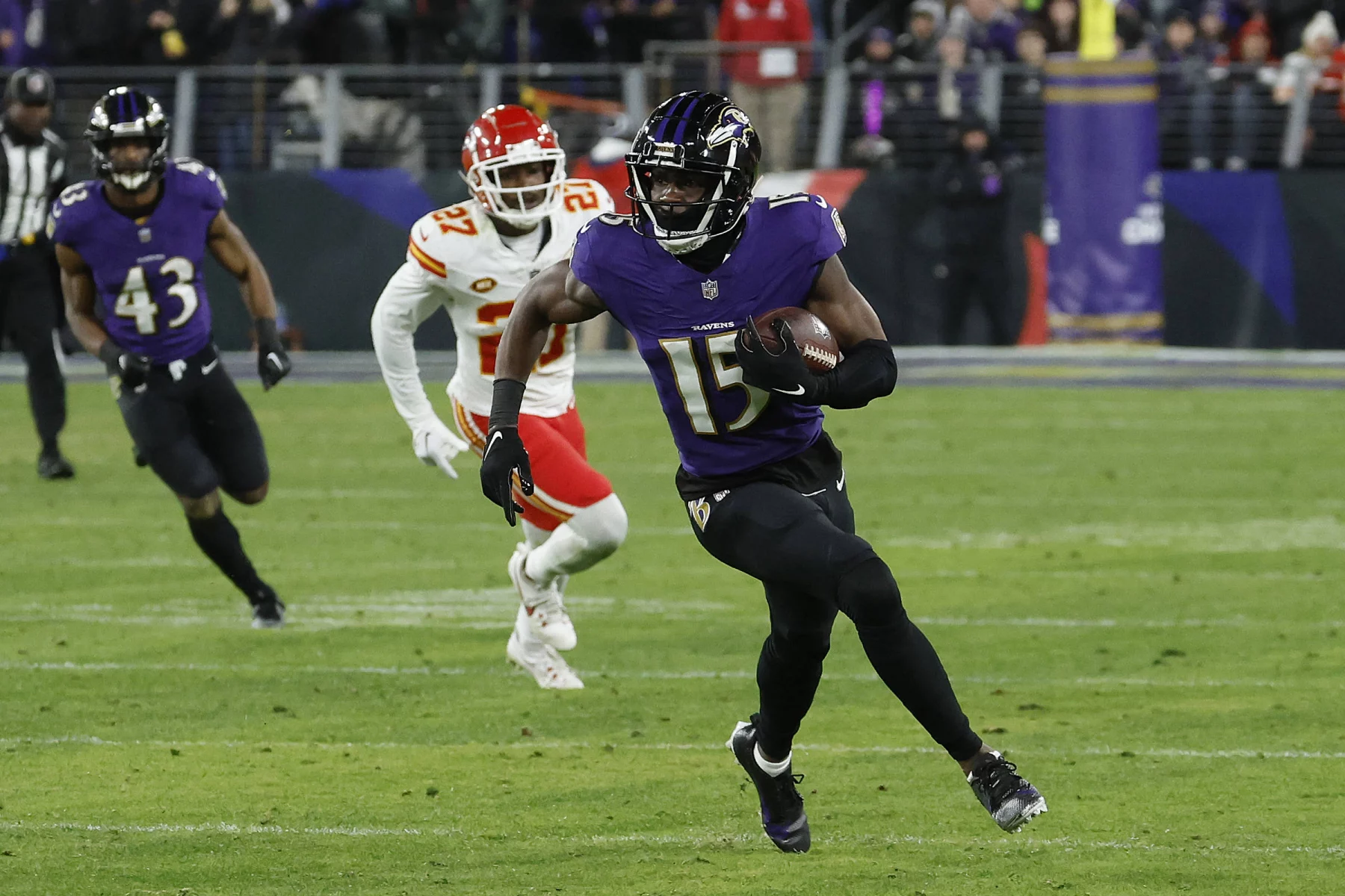 FootballR - NFL - Diese Beschreibung wurde automatisch generiert. Der Wide Receiver der Baltimore Ravens, Nelson Agholor, läuft mit dem Ball.