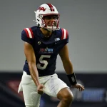FootballR - NFL - Diese Beschreibung wurde automatisch generiert. Taulia Tagovailoa, Quarterback der University of Maryland, wirft einen Ball auf das Spielfeld.