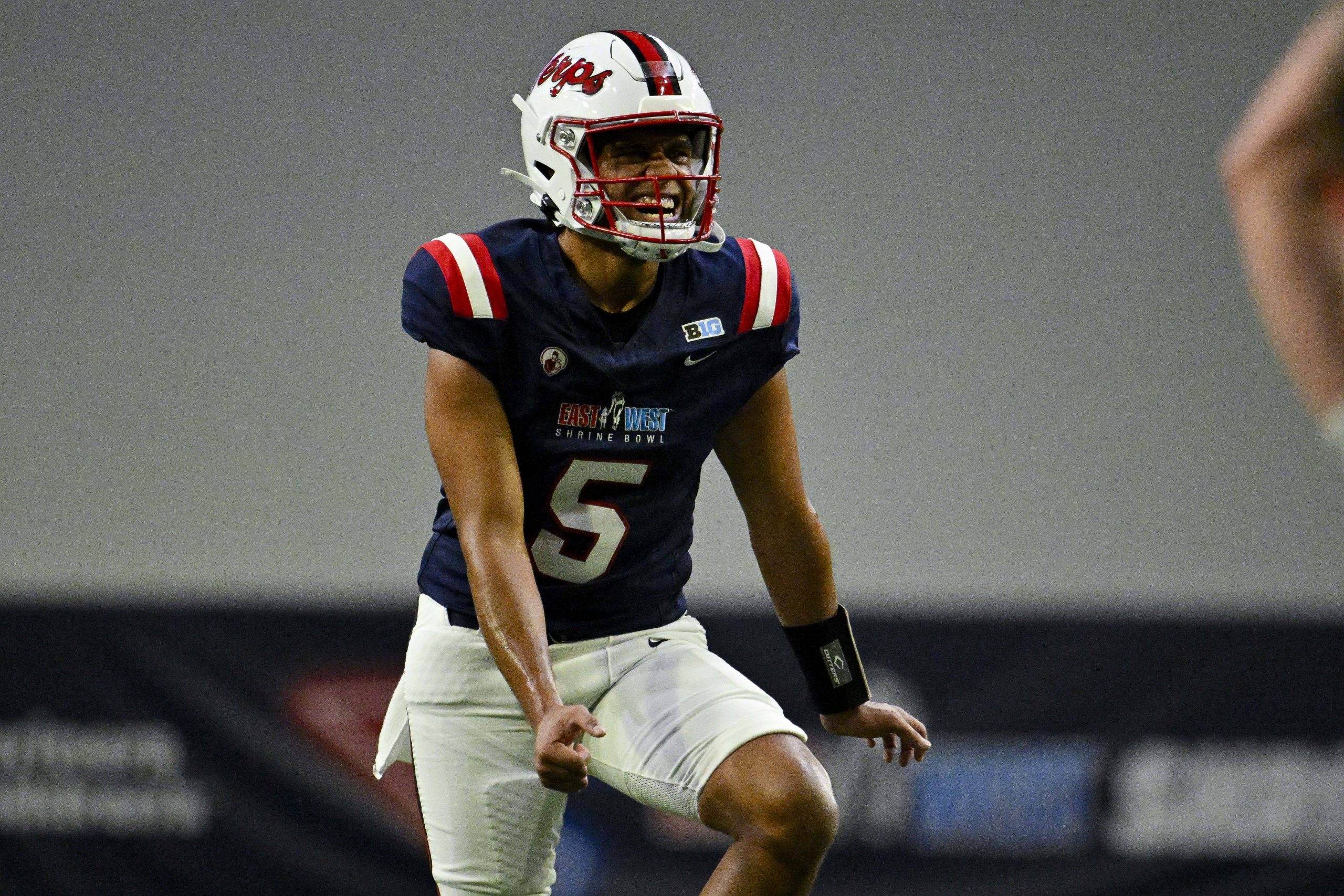 FootballR - NFL - Diese Beschreibung wurde automatisch generiert. Taulia Tagovailoa, Quarterback der University of Maryland, wirft einen Ball auf das Spielfeld.