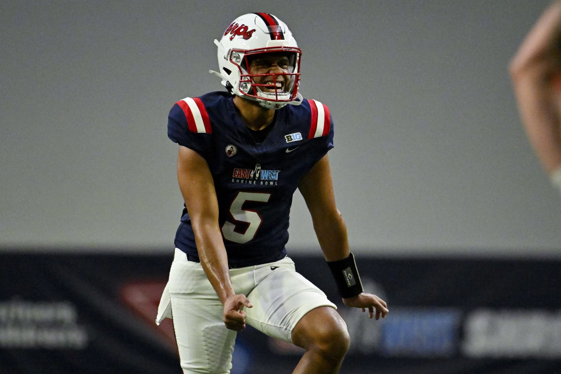 FootballR - NFL - Diese Beschreibung wurde automatisch generiert. Taulia Tagovailoa, Quarterback der University of Maryland, wirft einen Ball auf das Spielfeld.