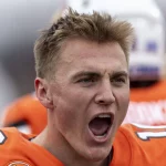 FootballR - NFL - Diese Beschreibung wurde automatisch generiert. Bo Nix, ein Quarterback, in orangefarbener Uniform, mit offenem Mund.