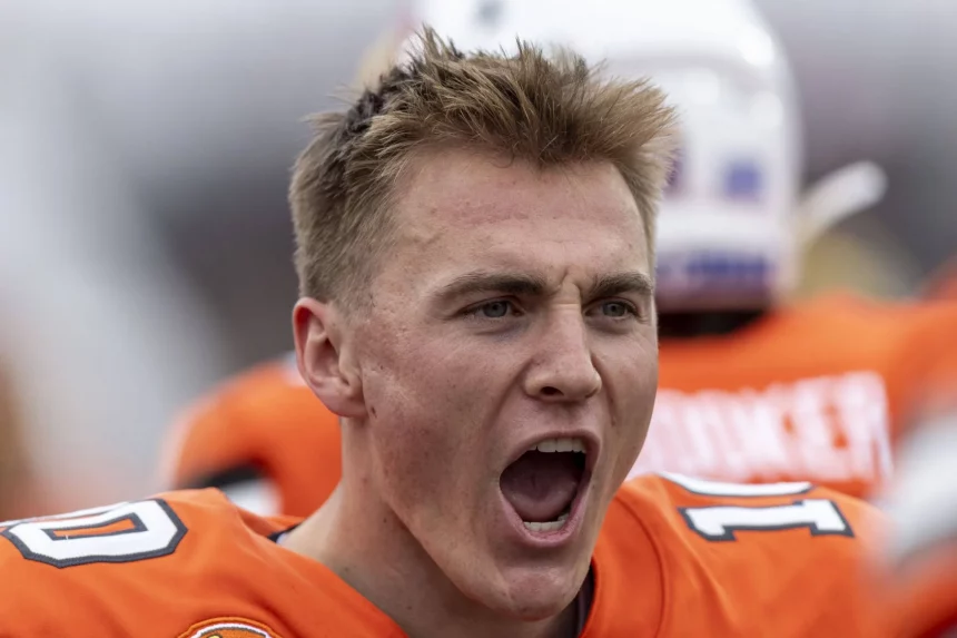 FootballR - NFL - Diese Beschreibung wurde automatisch generiert. Bo Nix, ein Quarterback, in orangefarbener Uniform, mit offenem Mund.