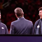 FootballR - NFL 2024 - Diese Beschreibung wurde automatisch generiert. Drei Männer in Anzügen, Brock Purdy, Patrick Mahomes, Scott Hanson unterhalten sich bei der Opening Night während des Super Bowl LVIII.