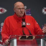 FootballR - NFL - Diese Beschreibung wurde automatisch generiert. Chiefs-Cheftrainer Andy Reid spricht auf einer Pressekonferenz vor den Super Bowl-Vorbereitungen.