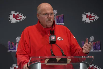 FootballR - NFL - Diese Beschreibung wurde automatisch generiert. Chiefs-Cheftrainer Andy Reid spricht auf einer Pressekonferenz vor den Super Bowl-Vorbereitungen.