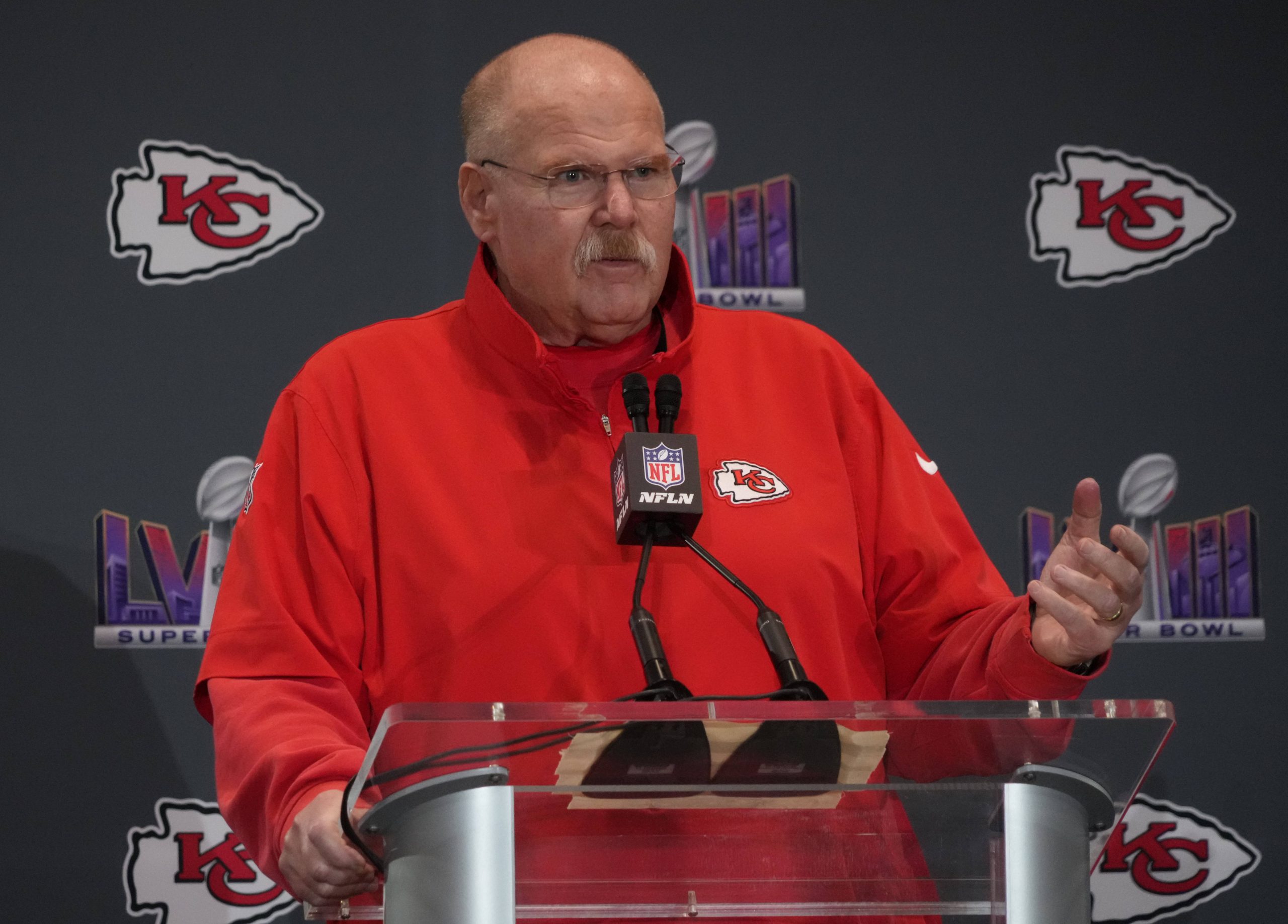 FootballR - NFL - Diese Beschreibung wurde automatisch generiert. Chiefs-Cheftrainer Andy Reid spricht auf einer Pressekonferenz vor den Super Bowl-Vorbereitungen.