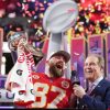 FootballR - NFL - Diese Beschreibung wurde automatisch generiert. Super Bowl Overtime - Ein Mann hält eine Trophäe und ein anderer Mann hält ein Mikrofon und feiern ihren Sieg beim Super Bowl. CBS